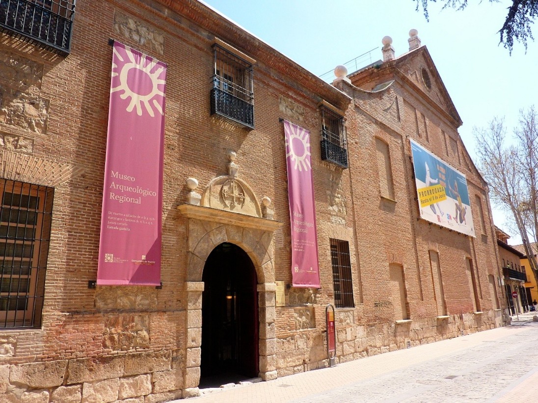 Fachada del Museo Arqueológico y Paleontológico de la Comunidad de Madrid. Alcala de Henares